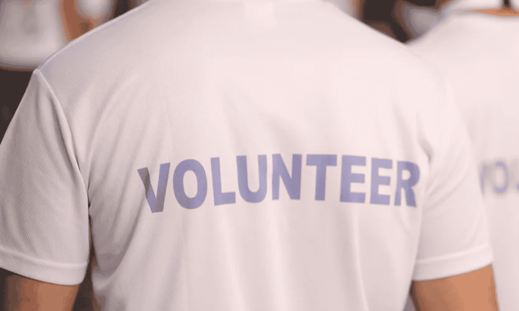 Graphic encouraging people to volunteer with ElderLink